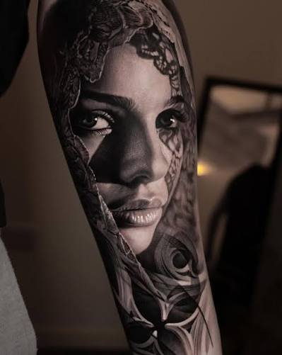 Tatuaje Black and Grey de retrato humano realista.