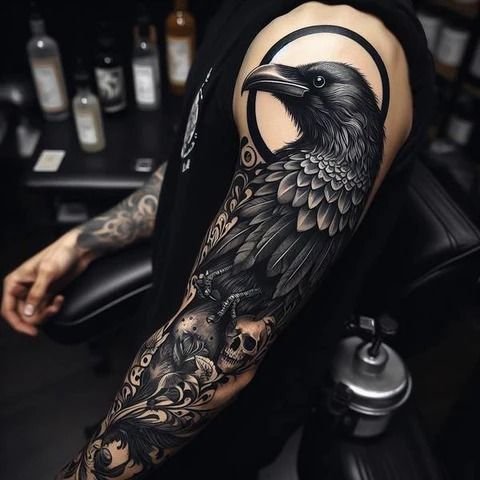 Tatuaje Blackwork de cuervo.