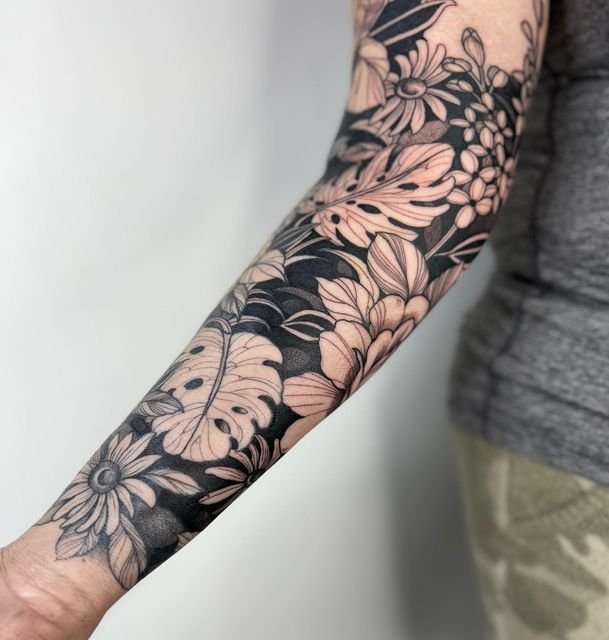Tatuaje Blackwork botánico.