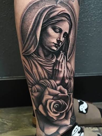 Tatuaje Chicano de la Virgen realizado en Black and Grey.