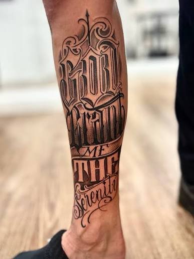 Tatuaje de Lettering Chicano con caligrafía ornamental.