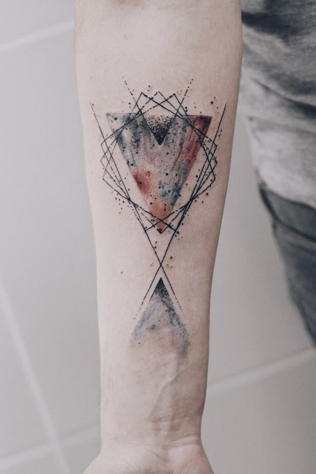 Tatuaje geométrico abstracto.