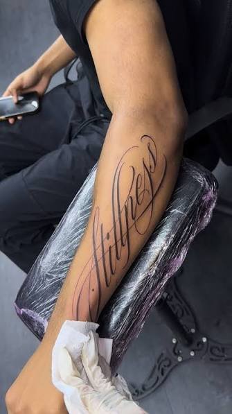 Tatuaje Lettering de estilo caligráfico.