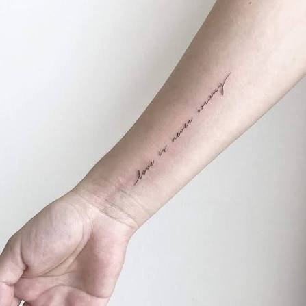 Tatuaje de Lettering realizado con línea fina.