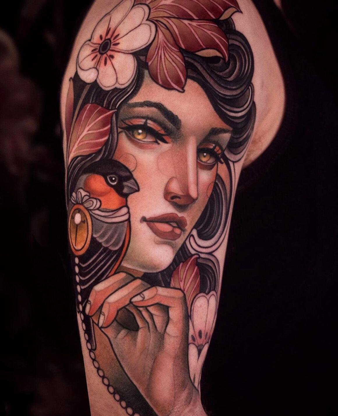 Tatuaje neotradicional de retrato femenino con flores y colores intensos