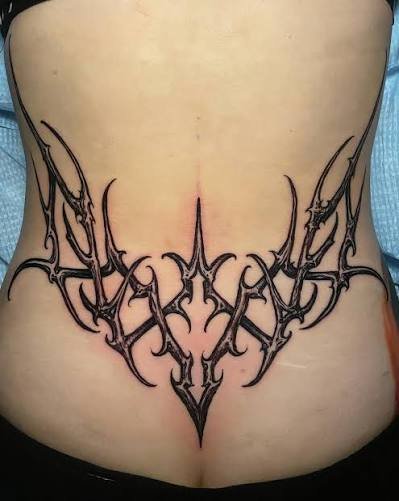 Tatuaje Neotribal inspirado en espinas.