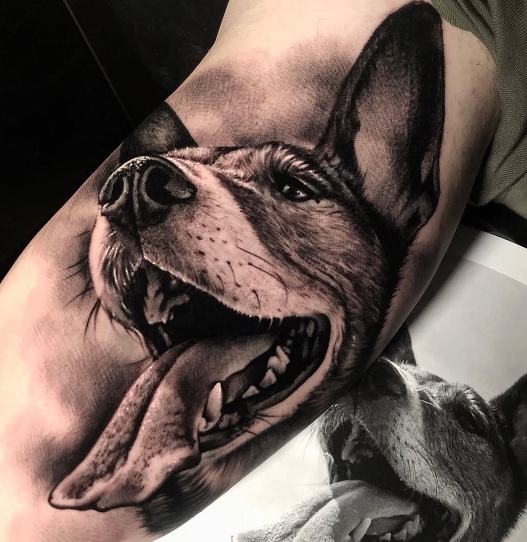 Tatuaje realista de retrato de mascota.