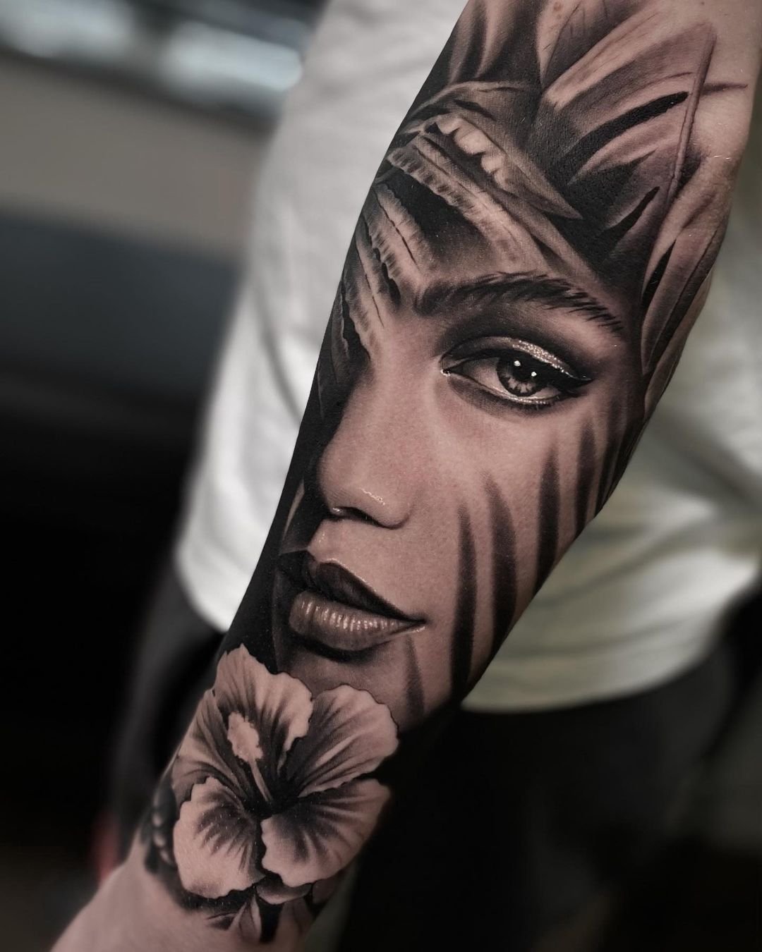 Tatuaje realista de retrato humano.