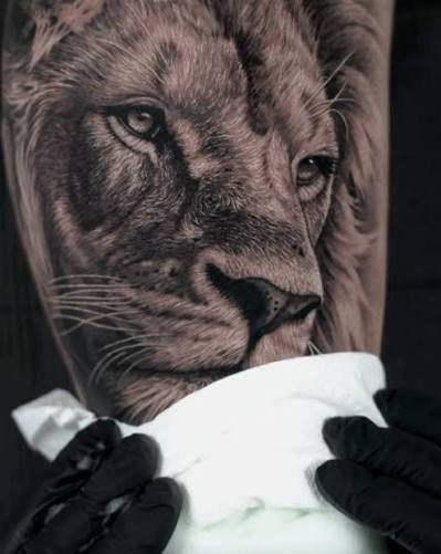 Tatuaje realista de león.