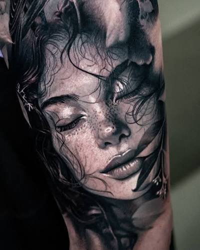 Tatuaje realista de retrato femenino.