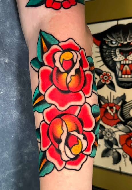 Tatuaje tradicional de rosa roja.